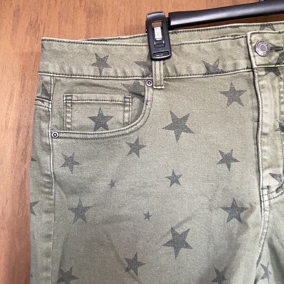 Relist6/26❌Maurices high rise raw hem w star print jean short 18W - Picture 6 of 10